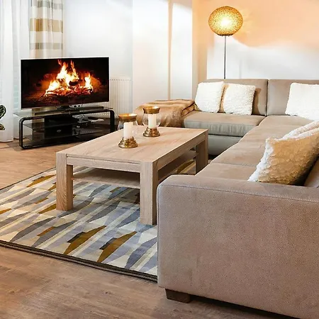 Penthouse In By Lift & Panoramic Views *